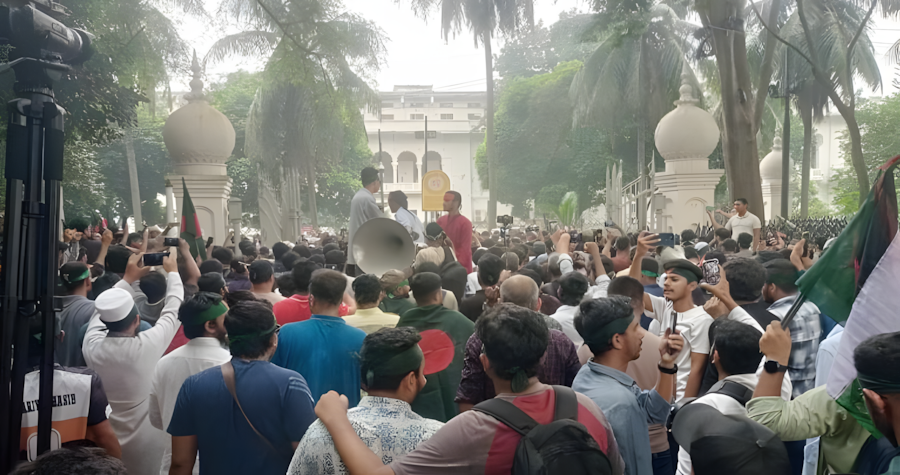 শিক্ষার্থীদের হাইকোর্ট ঘেরাও, আইনজীবীদের বিক্ষোভ মিছিল